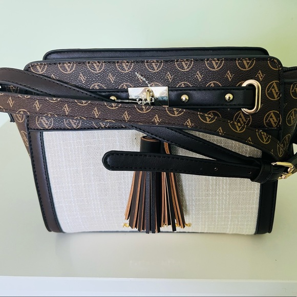 Adrienne Vittadini Women's Crossbody Bag🌸 - Picture 2 of 6